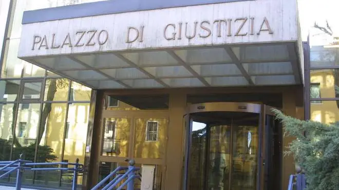 In tribunale a Belluno si e' concluso il primo grado del processo all'ex promotore finanziario trevigiano accusato di truffa ai danni di una quarantina di risparmiatori