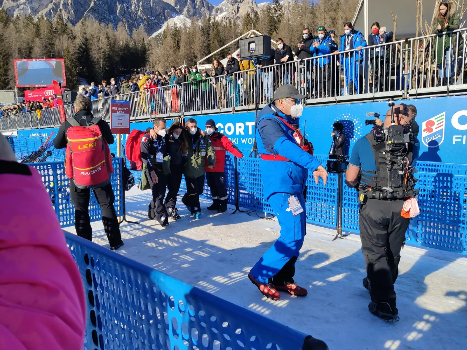 Sofia Goggia lascia dolorante la zona d'arrivo