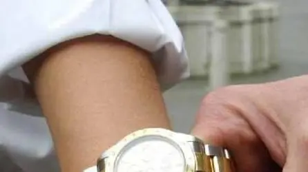 Le due donne sono accusate di rubare orologi sfilandoli dal polso dei passanti che abbracciavano