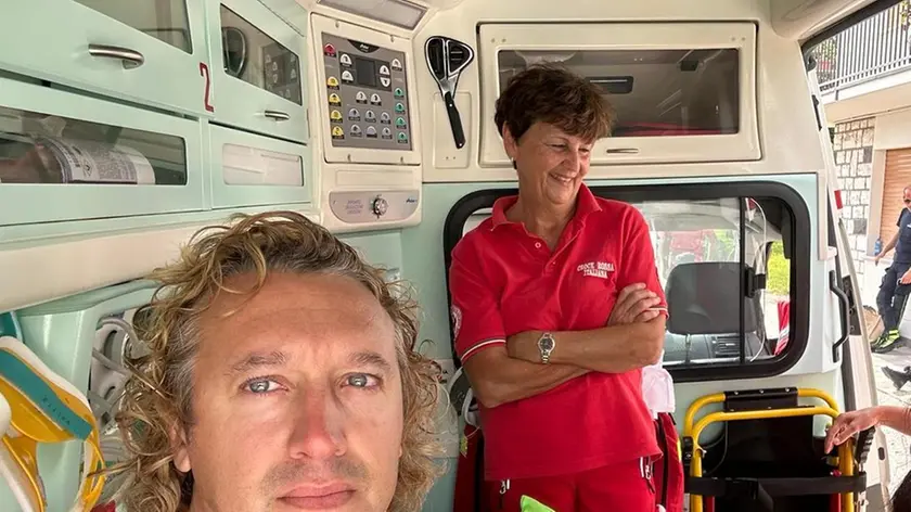 Giorgio Pirolo in ambulanza per gli accertamenti dopo l’incidente