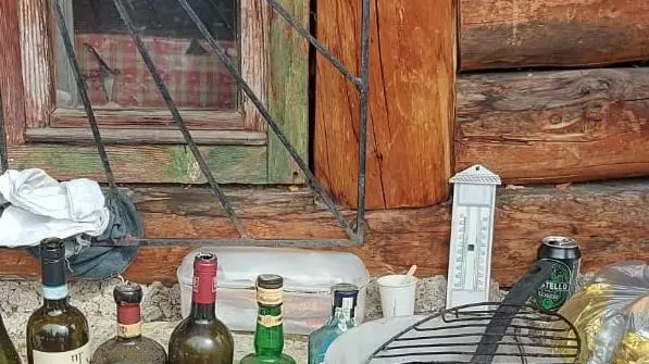 I rifiuti trovati all'interno del bivacco intitolato a Giovanni Paolo I