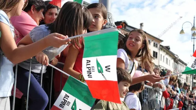 La parata in occasione dell'adunata della brigata cadore a Belluno