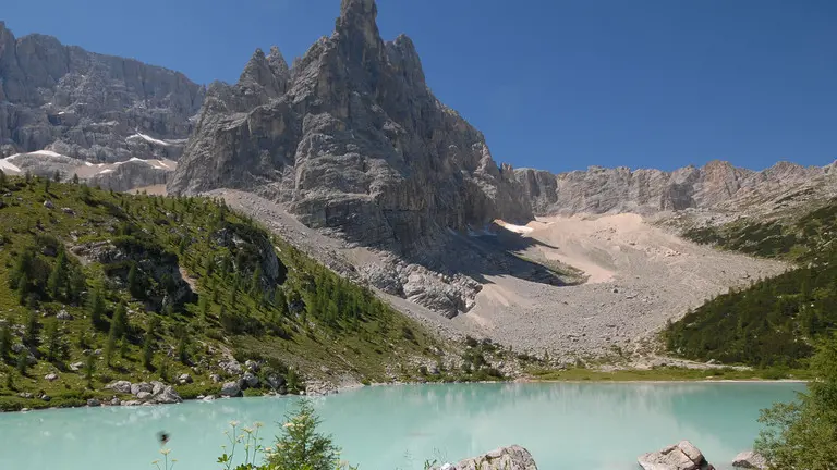 Cortina D'Ampezzo, 16 luglio 2007. Il lago Sorapìss sotto l'omonimo monte a m 2000. Sullo sfondo il dito di Dio