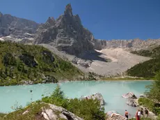 Cortina D'Ampezzo, 16 luglio 2007. Il lago Sorapìss sotto l'omonimo monte a m 2000. Sullo sfondo il dito di Dio