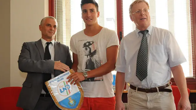il nuovo presidente figc orazio zanin premia Alberto tibolla