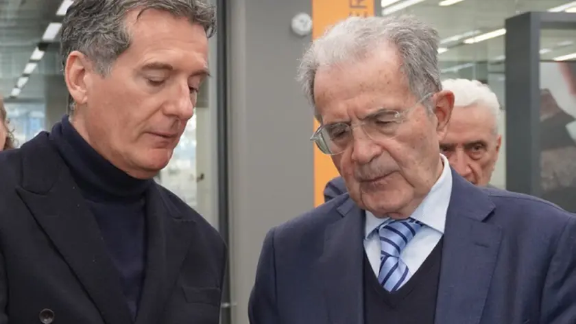 Francesco Milleri e Romano Prodi nello stabilimento Luxottica di Agordo