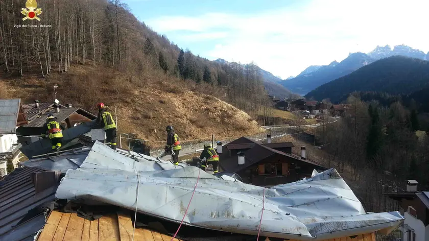 Il forte vento ha scoperchiato i tetti in val di Zoldo