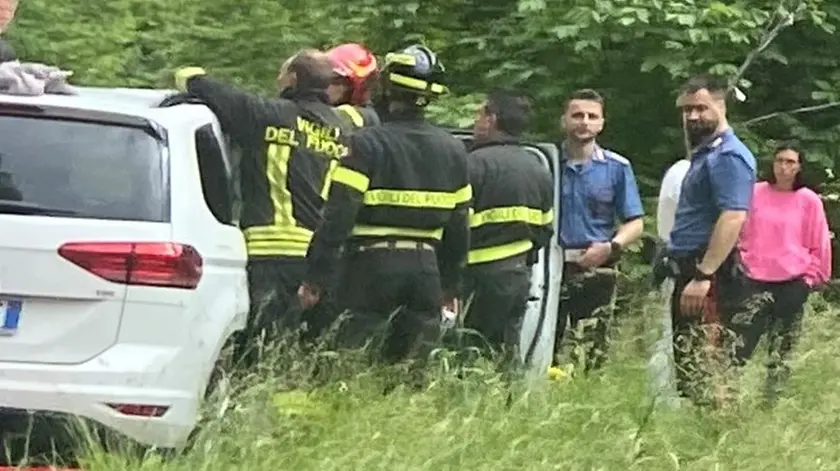 Vigili del fuoco e carabinieri controllano l'auto centrata dal masso sull'Agordina
