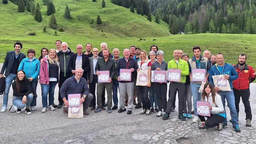 Foto di gruppo dopo la consegna degli attestati agli 11 rifugi "sani e sicuri"
