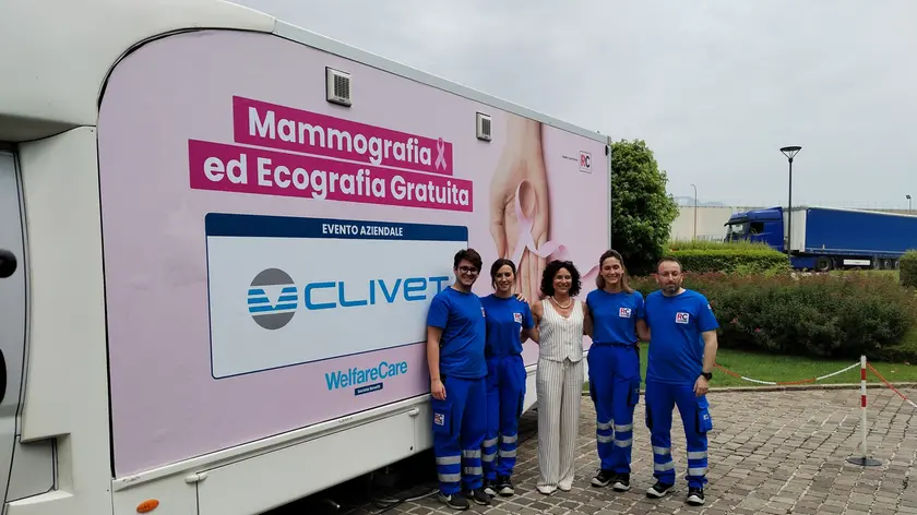 Alice De Cet, responsabile di Clivet per l'iniziativa di prevenzione del tumore al seno con lo staff medico infermieristico della clinica mobile