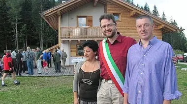 I nuovi gestori del rifugio Talamini insieme al sindaco