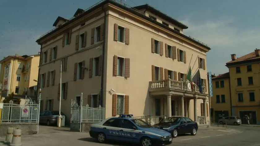 questura belluno; macchina polizia