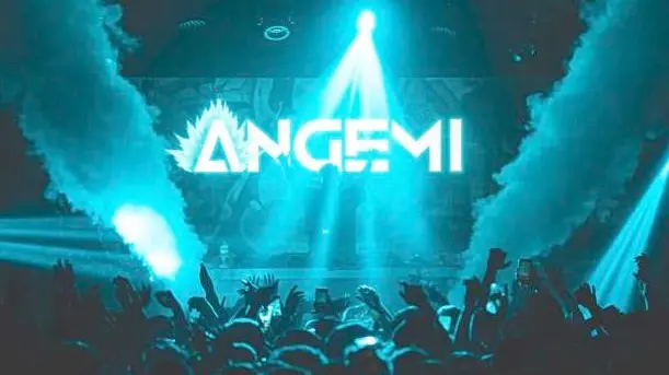Il pubblico che sabato sera ha affollato il capannone per l’ultima serata del Press Play: l’ospite era Angemi