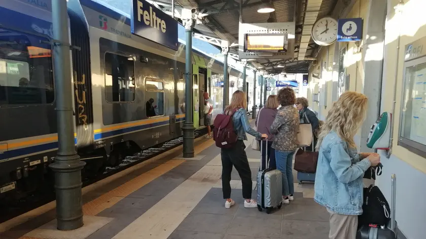 Un treno fermo alla stazione di Feltre. Sospesa la circolazione sulla Calazo-Conegliano per un incidente a Soffratta