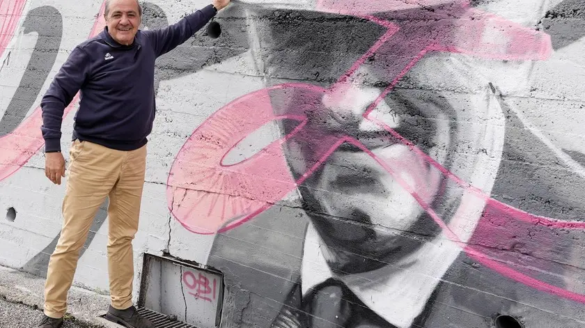 Il direttore del Giro Mauro Vegni al murale per l'amico Enzo Cainero