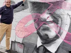Il direttore del Giro Mauro Vegni al murale per l'amico Enzo Cainero