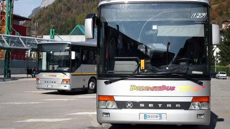 Agordo (BL), 26 Ottobre 2005, Stazione Dolomitibus - Agordo (BL), 26 October 2005, Dolomitibus station - Le tariffe pubblicate da Dolomiti bus sono in vigore dal 1º settembre
