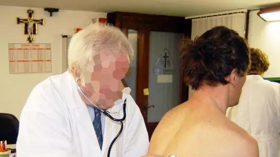 FOTO SIMBOLO DI UN MEDICO CHE VISITA PAZIENTE VISITA DOMICILIARE - DOMICILIARI - A DOMICILIOUn paziente sottoposto a visita medica in un ospedale veneto. In aumento i fattori di rischio delle malattie cardiovascolari