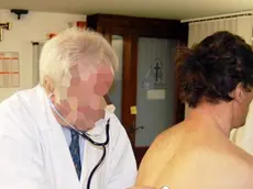 FOTO SIMBOLO DI UN MEDICO CHE VISITA PAZIENTE VISITA DOMICILIARE - DOMICILIARI - A DOMICILIOUn paziente sottoposto a visita medica in un ospedale veneto. In aumento i fattori di rischio delle malattie cardiovascolari