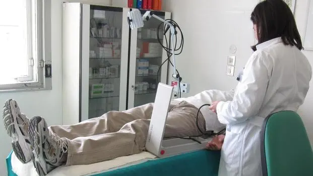 In tempi record sono stati ultimati i lavori di messa in sicurezza deisoffitti del quarto piano, ala est, dell'ospedale di Conegliano, interessatidalla caduta di alcuni calcinacci lo scorso 30 marzo. Dal 3 giugnoambulatori e Day Surgery saranno nuovamente operativi nella loro sede - Un ambulatorio di Chirurgia all'ospedale civile