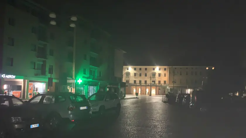 Piazza dei Martiri, a Belluno, con l'illuminazione pubblica spenta