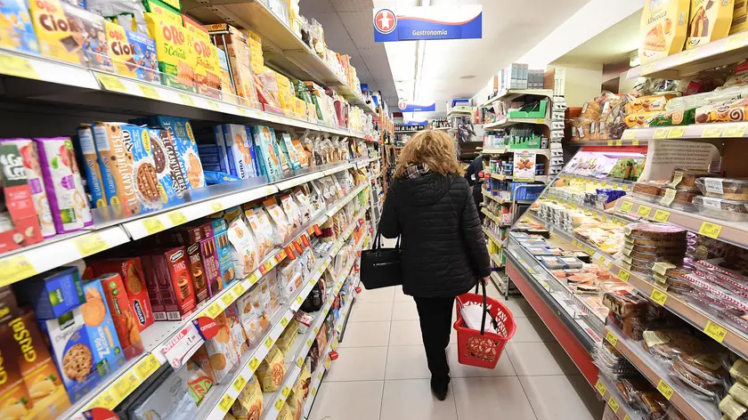 Una cliente in un supermercato