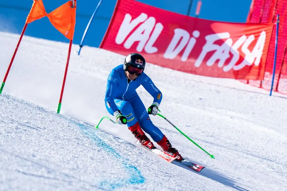 Ben due turni di allenamento in vista dei prossimi Mondiali di Courchevel mercoledì mattina 1 febbraio in Val di Fassa su LaVolata, Ski Area San Pellegrino, ormai riconosciuta come pista top della velocità mondiale. Allenamento prima di discesa alle prime luci dell’alba per le atlete norvegesi (Mowinckel e Kajsa Vickhoff Lie), insieme a loro le nostre Nadia e Nicol Delago e le statunitensi Breezy Johnson e Isabella Wright. A seguire, dopo la ritracciatura a cura dello staff tecnico italiano (presenti Gianluca Rulfi e Giovanni Feltrin), si sono presentate al cancelletto di partenza del tracciato di superG, Sofia Goggia, Mikaela Shiffrin e Alice Robinson. Una folla di fan appassionati ha atteso ad ogni giro queste tre regine dello sci alpino, che saranno sicuramente tra le protagoniste dei prossimi Campionati Mondiali nelle rispettive discipline. Grande entusiasmo come sempre per Sofia Goggia e anche per la regina incontrastata Mikaela Shiffrin. Giovedì continuano gli allenamenti sulle piste azzurre della Val di Fassa, con alcune velociste sempre su LaVolata, mentre altre atlete si alleneranno di gigante e speciale allo Ski Stadium a Pozza di Fassa. Foto di Ralf Brunel.