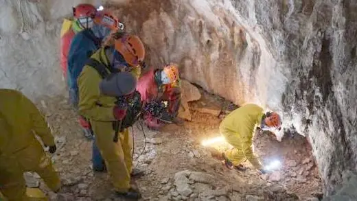 Il gruppo speleologico del Cai di Feltre all’interno della grotta Isabella sui Piani Eterni durante lo studio sul “silenzio assoluto” svolto da National Geographic
