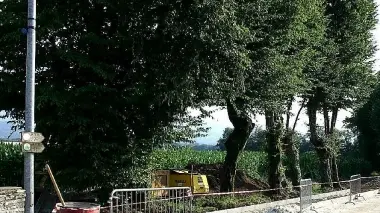 Una veduta dei contestati lavori sulla piazza di Cesa di Limana