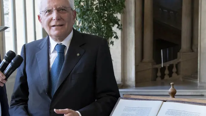 Foto Francesco Ammendola /Ufficio Stampa Quirinale/LaPresse29 - 09-2018 Roma - ItaliaPoliticaIl Presidente Sergio Mattarella con accanto la copia anastatica della Costituzione custodita presso l'Archivio Storico della Presidenza della Repubblica. (foto di Francesco Ammendola - Ufficio per la Stampa e la Comunicazione della Presidenza della Repubblica) DISTRIBUTION FREE OF CHARGE - NOT FOR SALE