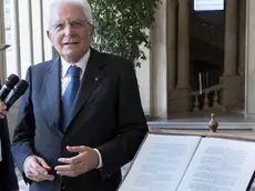 Foto Francesco Ammendola /Ufficio Stampa Quirinale/LaPresse29 - 09-2018 Roma - ItaliaPoliticaIl Presidente Sergio Mattarella con accanto la copia anastatica della Costituzione custodita presso l'Archivio Storico della Presidenza della Repubblica. (foto di Francesco Ammendola - Ufficio per la Stampa e la Comunicazione della Presidenza della Repubblica) DISTRIBUTION FREE OF CHARGE - NOT FOR SALE