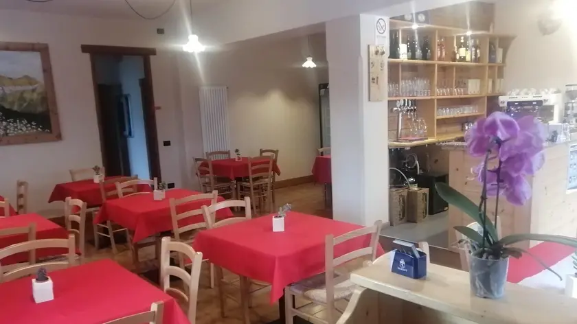 L’interno dell’osteria Pom Prussian a Faller di Sovramonte che oggi riapre i battenti