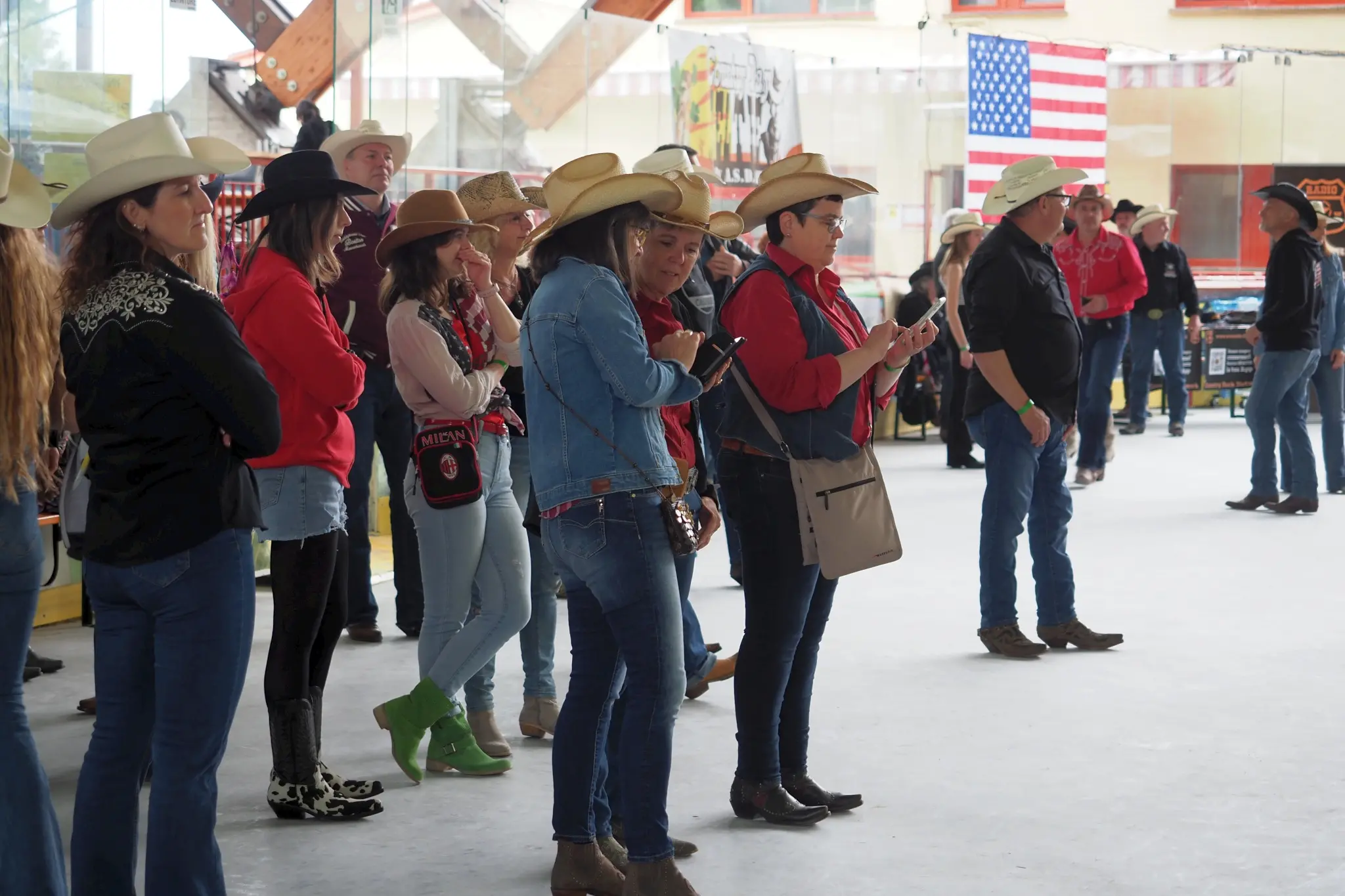 Appassionati di ballo country da tutto il nord Italia si sono radunati al palaghiaccio di Feltre per celebrare il Country day organizzato dall'associazione Redneck. Tra balli di gruppo e musica, il mercatino con i prodotti tipici del Feltrino e del Bellunese, l'esibizione degli sbandieratori che hanno portato un po' della magia del Palio di Feltre in pista, la giornata ha riscosso una notevole partecipazione. Tanto che, annunciano gli organizzatori, diventerà un appuntamento fisso. Ecco una carrellata di volti e di momenti del Country day Feltre (foto: Stefano De Barba)