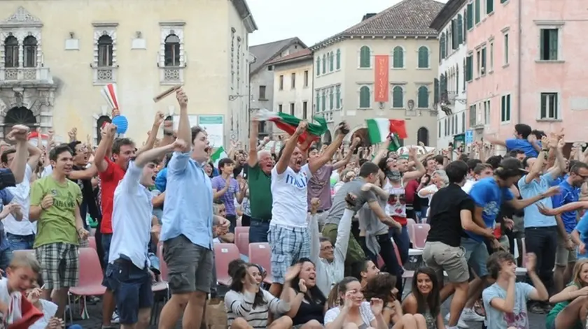 Maxi schermo in piazza martiri per l'italia in semifinale