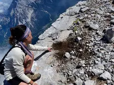 Impronte di dinosauro ai 3000 metri di quota del Monte Pelmo, sulle Dolomiti: sulla cresta dello spallone nord-est, tra le nuvole, un gruppo di cinque speleologi e alpinisti ha individuato una possibile pista di orme di dinosauro. Esaminando la roccia hanno notato una pista di cinque probabili impronte disposte in un'unica direzione, a distanza regolare l'una dall'altra. L'impresa e' stata compiuta insieme a quattro speleologi e alpinisti dell'associazione di Esplorazioni geografiche La Venta: ad accorgersi delle impronte in piena cresta sono stati il geologo Francesco Sauro e la speleologa padovana Roberta Tanduo. ANSA/UFFICIO STAMPA LA VENTA ESPLORAZIONI GEOGRAFICHE +++EDITORIAL USE ONLY - NO SALES+++