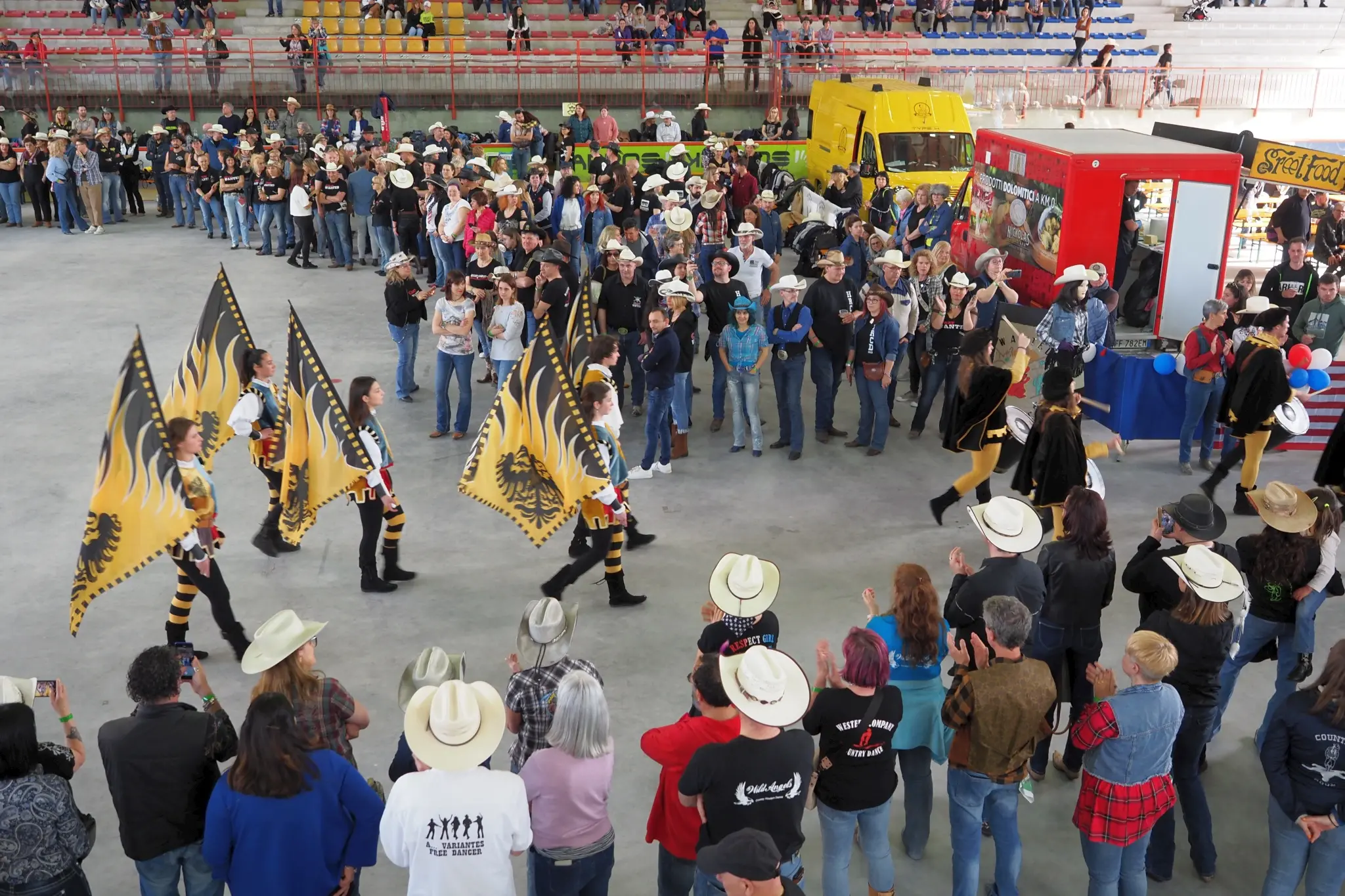 Appassionati di ballo country da tutto il nord Italia si sono radunati al palaghiaccio di Feltre per celebrare il Country day organizzato dall'associazione Redneck. Tra balli di gruppo e musica, il mercatino con i prodotti tipici del Feltrino e del Bellunese, l'esibizione degli sbandieratori che hanno portato un po' della magia del Palio di Feltre in pista, la giornata ha riscosso una notevole partecipazione. Tanto che, annunciano gli organizzatori, diventerà un appuntamento fisso. Ecco una carrellata di volti e di momenti del Country day Feltre (foto: Stefano De Barba)