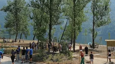 La zona attrezzata sul lungolago del Corlo