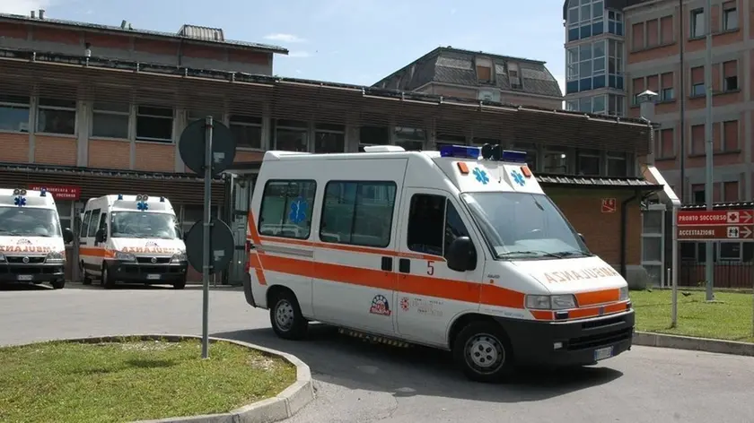 Un'ambulanza del Suem-118 che parte dal pronto soccorsoospedale belluno