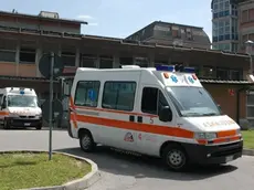 Un'ambulanza del Suem-118 che parte dal pronto soccorsoospedale belluno