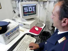 PONTEDERA (PISA) 2005052720081109 20050524 - PONTEDERA - PISA - CRO - PEDOPORNOGRAFIA: SITO WEB SEGRETO,186 INDAGATI IN 16 REGIONI. Un agente della Polizia di Stato controlla al computer alcuni siti internet, oggi a Pontedera, in provincia di Pisa. Scaricavano da un sito Internet 'segreto', non presente nei motori di ricerca web e al quale si poteva avere accesso soltanto con una password, filmati con bambine di eta' compresa tra i 4 e gli 8 anni vittime di abusi sessuali e sevizie. E' l'accusa contestata a 186 indagati in 16 regione italiane nei confronti dei quali sono in corso perquisizioni compiute da polizia postale, carabinieri e guardia di finanza nell'ambito di una vasta operazione contro la pedofilia e la pedopornografia...FRANCO SILVI - ANSA - KRZ - Suicida un indagato - Un poliziotto mentre controlla un sito Un poliziotto controlla un sito sul web (FRANCO SILVI/ )