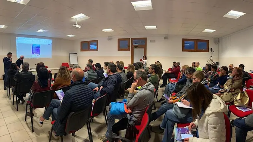 La sala dell'ex Casa Rossa gremita di genitori e insegnanti per la presentazione del “Patto di comunità per il benessere digitale”