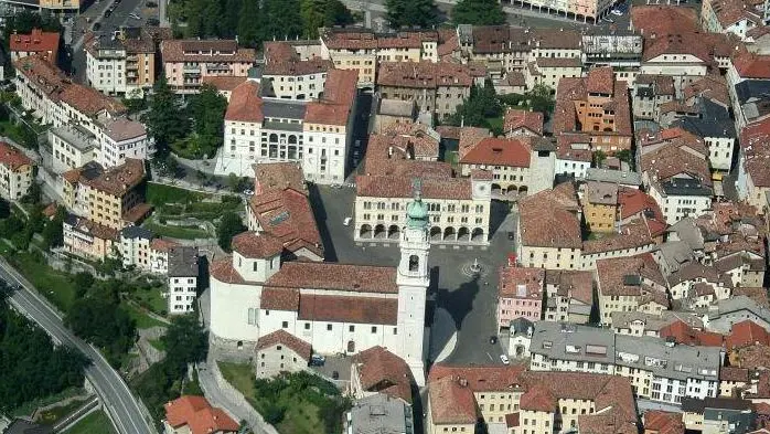 Belluno, 13 Settembre 2005, veduta dall'alto della cittÃ di Belluno, il centro storico ed il diuomo - Una veduta dall'alto del centro di Belluno