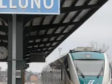 Belluno, 10 dicembre 2007. Alla stazione di Belluno arriva il nuovo servizio navetta di trenitalia Il Minuetto