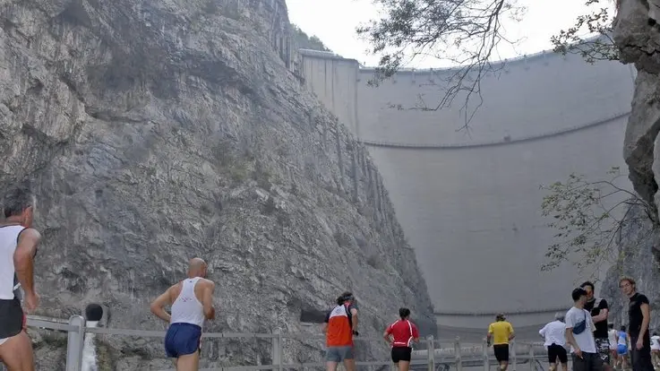 Longarone, 1 ottobre 2006, la prima edizione della pedonata "I percorsi della Memoria"..Una corsa tra i luoghi più celebri del disastro che toccò queste zone il 3 ottobre 1963 a partire dalla diga del Vajont.