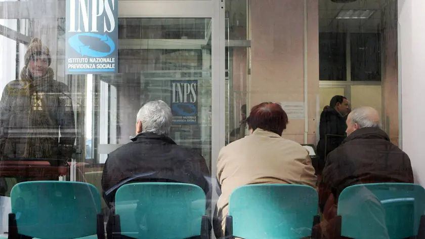 Pensionati in attesa presso un ufficio INPS di Napoli in una immagine di archivio ANSA/CIRO FUSCO