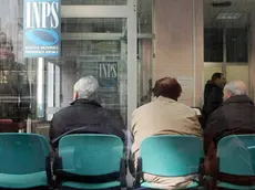 Pensionati in attesa presso un ufficio INPS di Napoli in una immagine di archivio ANSA/CIRO FUSCO