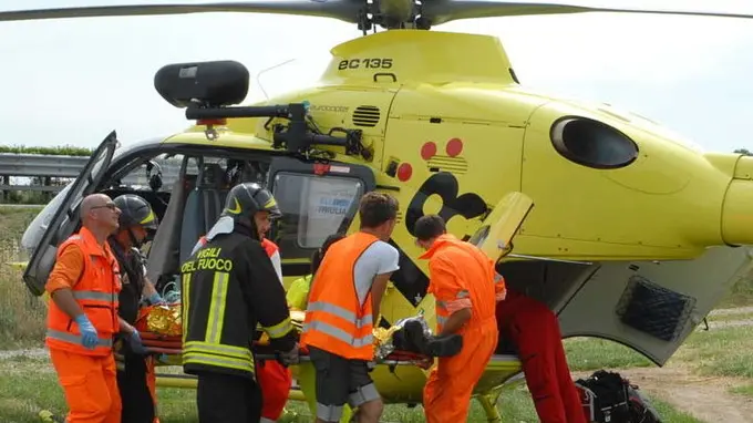 LAZZARINI FGAVAGNIN INCIDENTE A4 AL KM 61 DIREZIONE TRIESTE VENEZIA IN FOTO CAMION AUTO E TRATTORE PER LO SFALCIO ERBA RECUPERO 2 FERITI