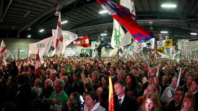 Bandiere e striscioni inneggianti la Lega Nord durante gli interventi dei leader leghisti durante la Festa dell'Orgoglio Padano tenuta presso la Fiera di Bergamo, 10 aprile 2012. ANSA/PAOLO MAGNI