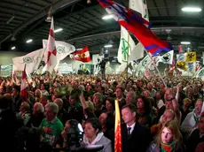 Bandiere e striscioni inneggianti la Lega Nord durante gli interventi dei leader leghisti durante la Festa dell'Orgoglio Padano tenuta presso la Fiera di Bergamo, 10 aprile 2012. ANSA/PAOLO MAGNI