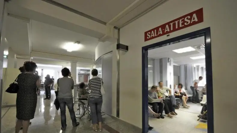 Belluno 2008. Il pronto soccorso dell'ospedale San Martino di Belluno. - La sala di aspetto del pronto soccorso e lo sportello di accettazione